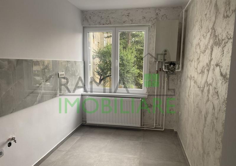 Apartament cu 4 camere decomandat în Tractorul