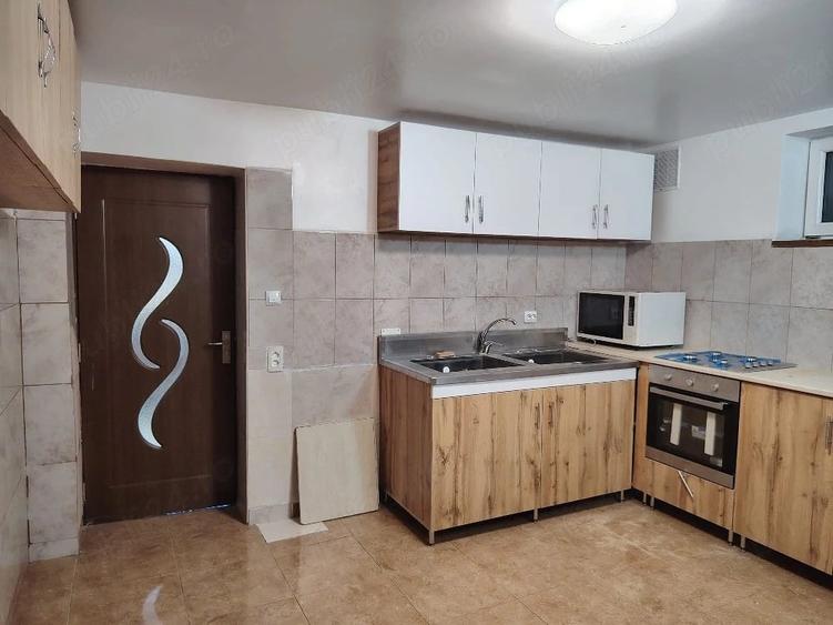 Casă cu 8 camere cu Teren 10 Mp în Repedea