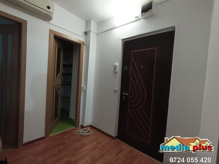 Apartament cu 3 camere semidecomandat în Micro 17