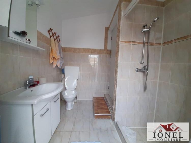 Casă individuală cu 9 camere cu Canalizare în Central