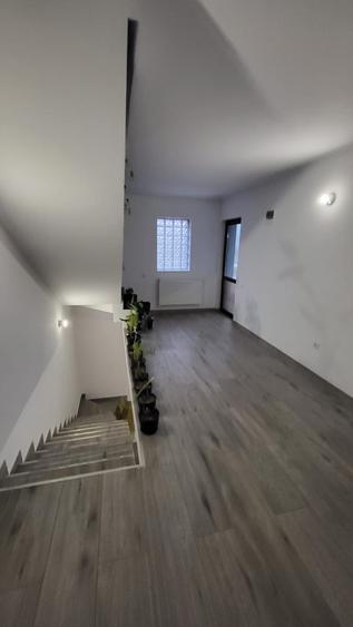Casă individuală cu 6 camere cu Canalizare în Periferie