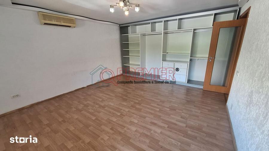 Casă cu 6 camere cu Teren 30 Mp în Apărătorii Patriei
