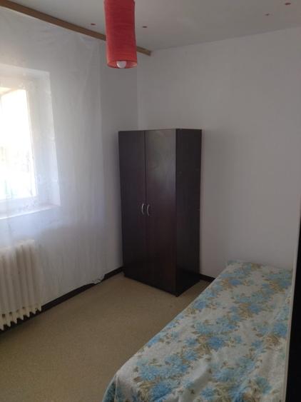 Apartament cu 2 camere semidecomandat, mobilat în Moinești