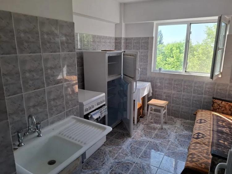 Apartament cu 3 camere decomandat în Viziru 1