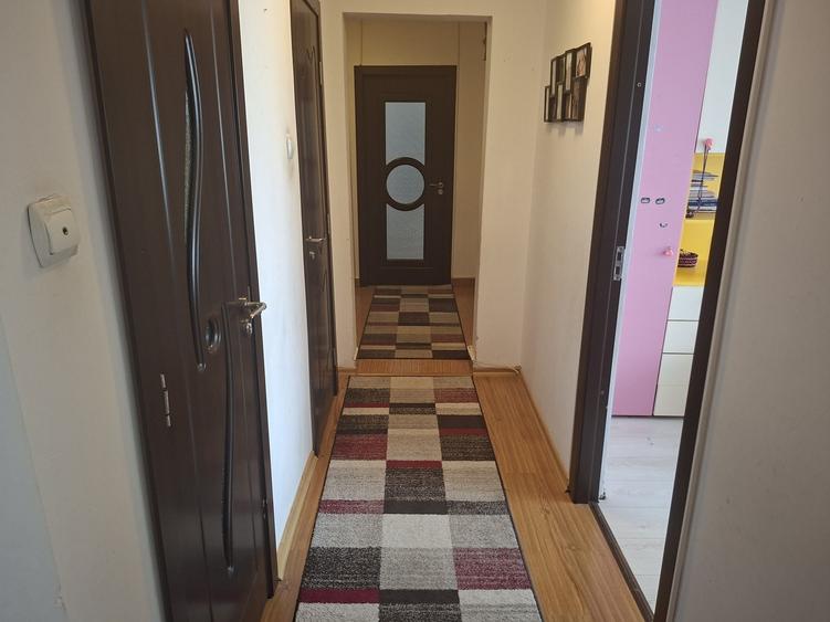 Apartament cu 3 camere decomandat în Dragomirești