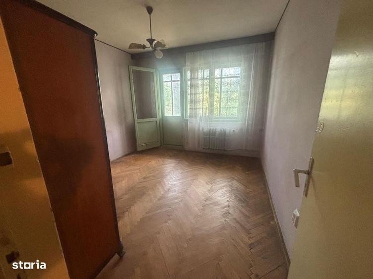 Apartament cu 3 camere decomandat în Podu Roș