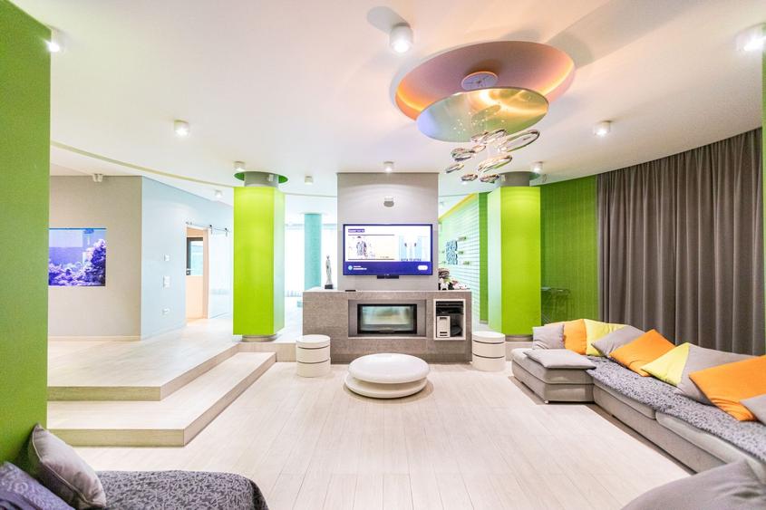 Casă individuală cu 8 camere cu Teren 2300 Mp în Lunei
