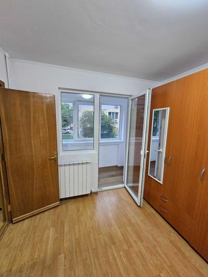 Apartament cu 3 camere semidecomandat în Casa de Cultură