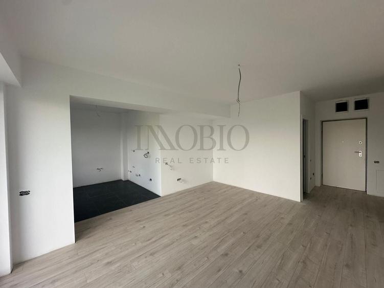 Apartament cu 3 camere semidecomandat în Sisești