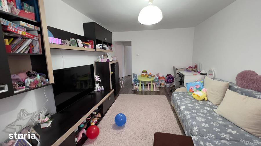 Apartament cu 3 camere decomandat în Petros