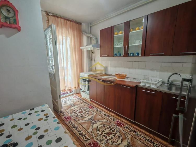 Apartament cu 3 camere decomandat, mobilat în Alexandru cel Bun