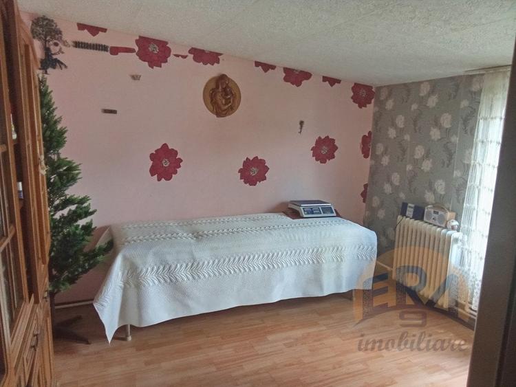 Casă individuală cu 9 camere cu Canalizare în Săcădat