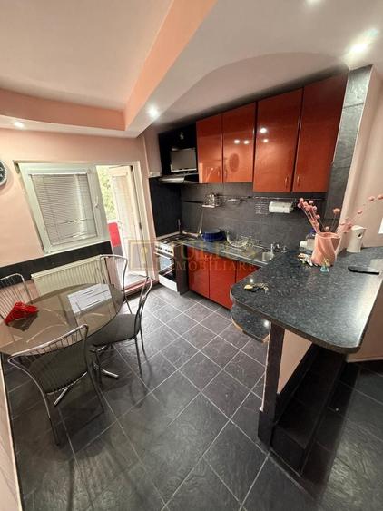 Apartament cu 3 camere decomandat, mobilat în Torontalului