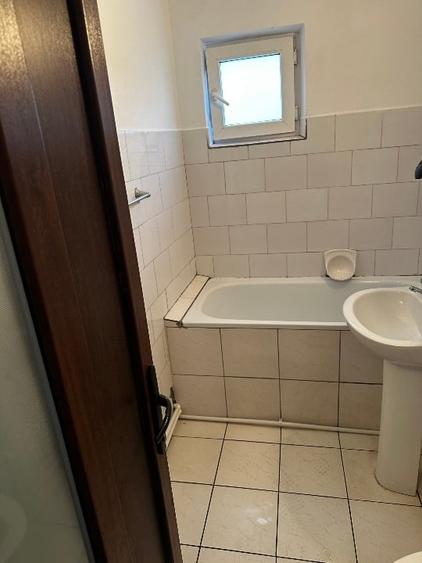 Apartament cu 2 camere semidecomandat în Craiovița Nouă