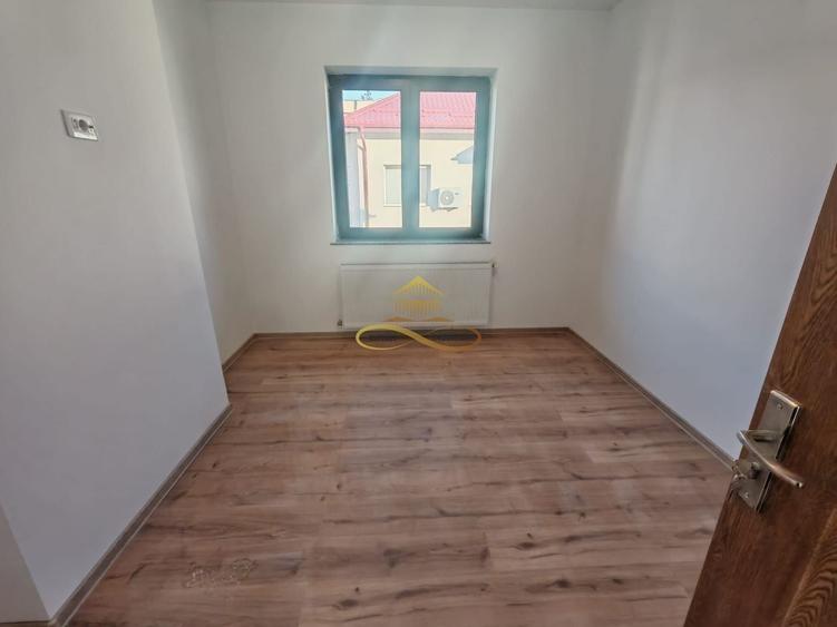 Casă individuală cu 6 camere cu Canalizare în Central