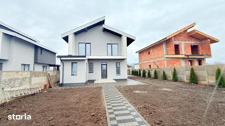 Casă cu 4 camere cu Teren 511 Mp în Cristian
