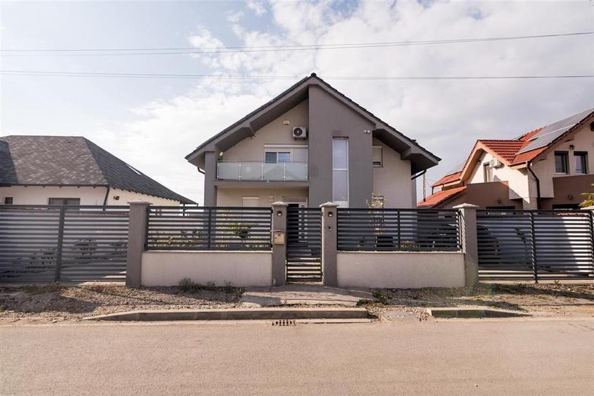 Casă individuală cu 3 camere cu Canalizare în Sânmartin
