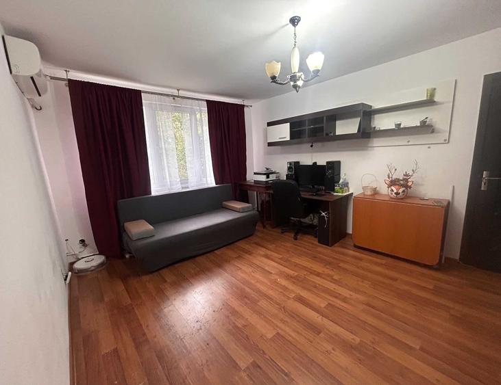 Apartament cu 3 camere semidecomandat în Narcisa