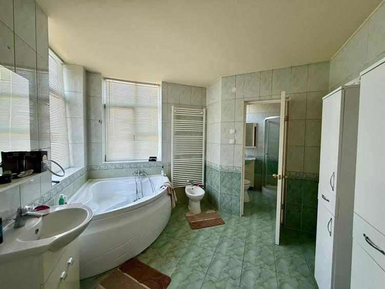 Casă cu 10 camere cu Teren 650 Mp în Călugareni