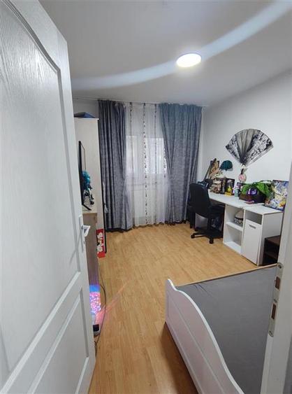 Apartament cu 3 camere decomandat în Nicolina