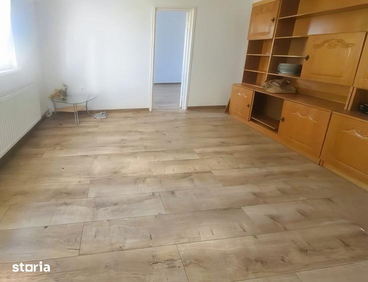 Apartament cu 3 camere semidecomandat în Mureșeni