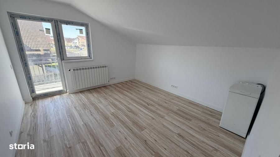Casă cu 5 camere în Roșia