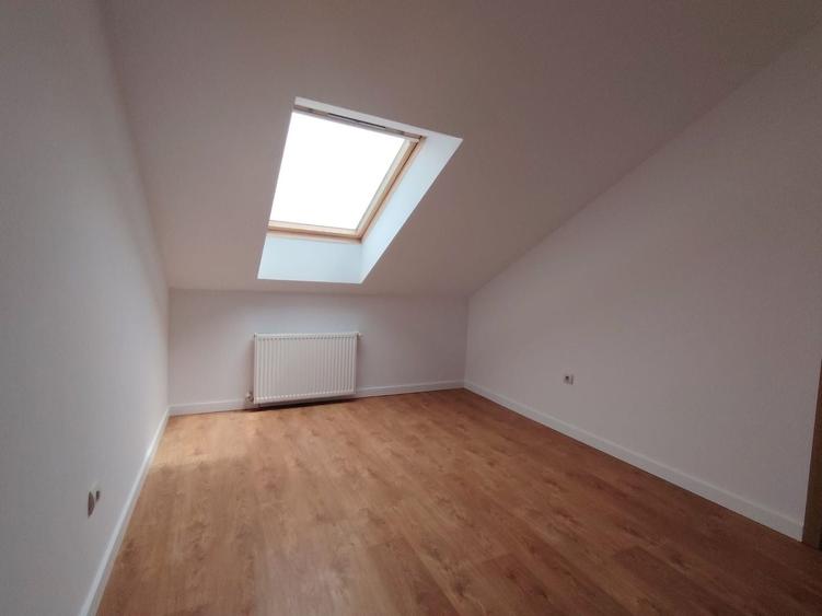 Apartament cu 4 camere semidecomandat în Florești