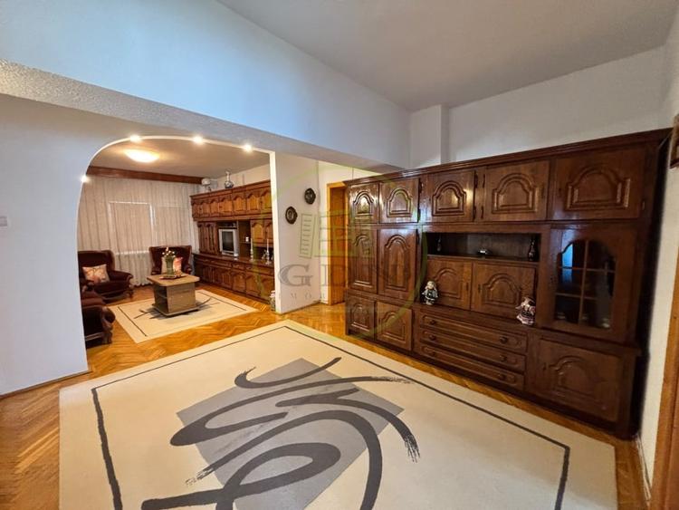 Apartament cu 3 camere semidecomandat, mobilat în Central