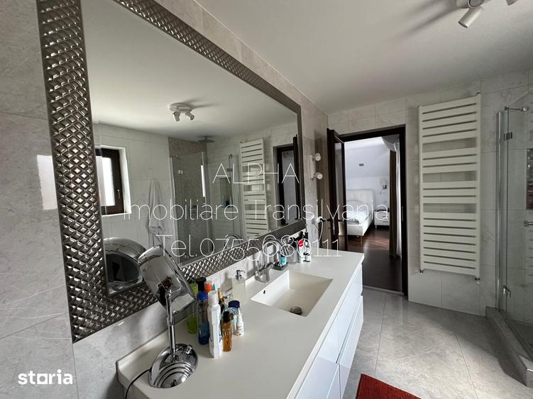 Casă cu 5 camere cu Teren 1000 Mp în Central