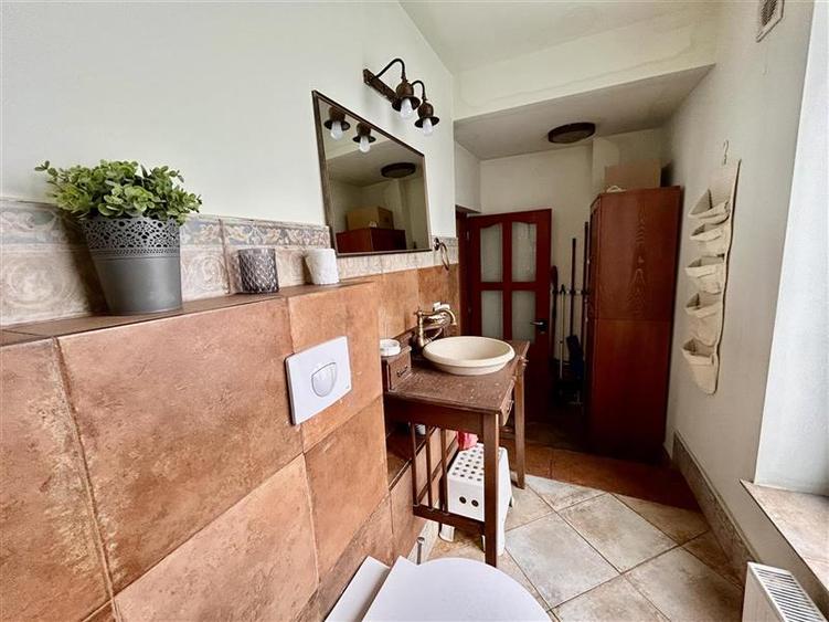 Casă individuală cu 11 camere cu Canalizare în Centrul Civic