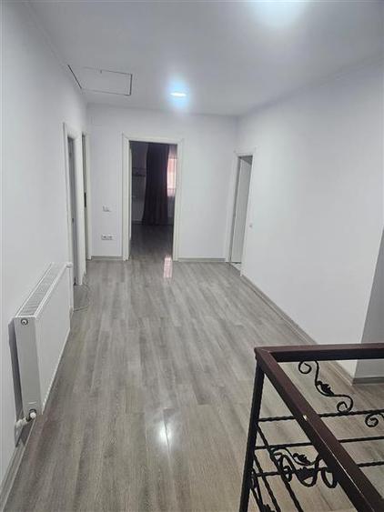 Casă individuală cu 5 camere cu Teren 400 Mp în Central