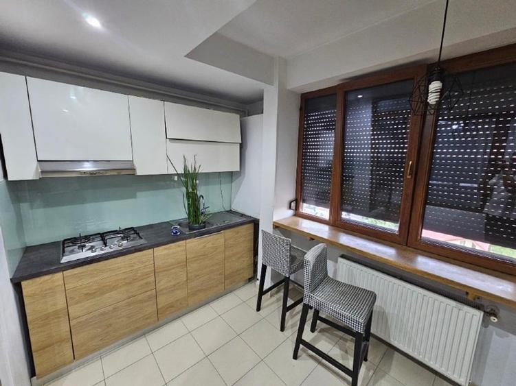 Apartament cu 3 camere semidecomandat, mobilat în Central