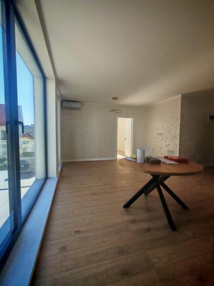 Apartament cu 3 camere semidecomandat în Gruia