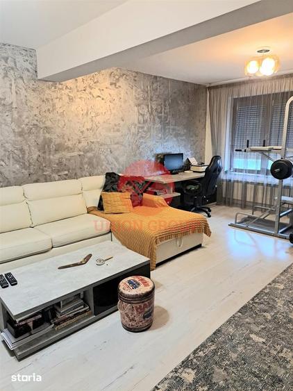 Casă cu 10 camere cu Teren 394 Mp în Central
