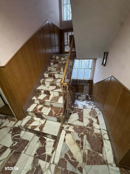 Casă cu 9 camere decomandat cu Teren 101 Mp în Central