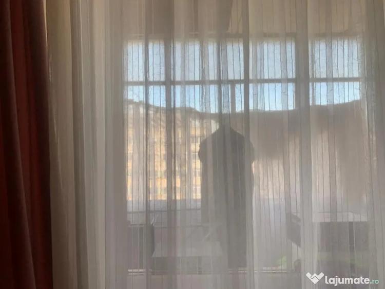 Apartament cu 3 camere semidecomandat, mobilat în Central