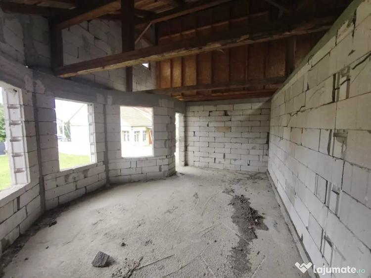 Casă cu 2 camere cu Teren 4400 Mp în Central