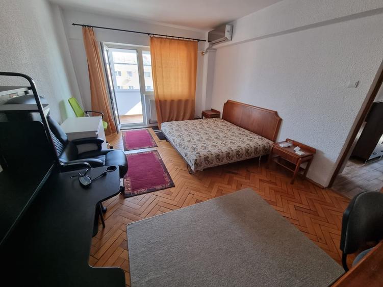 Apartament cu 3 camere decomandat în Cetate