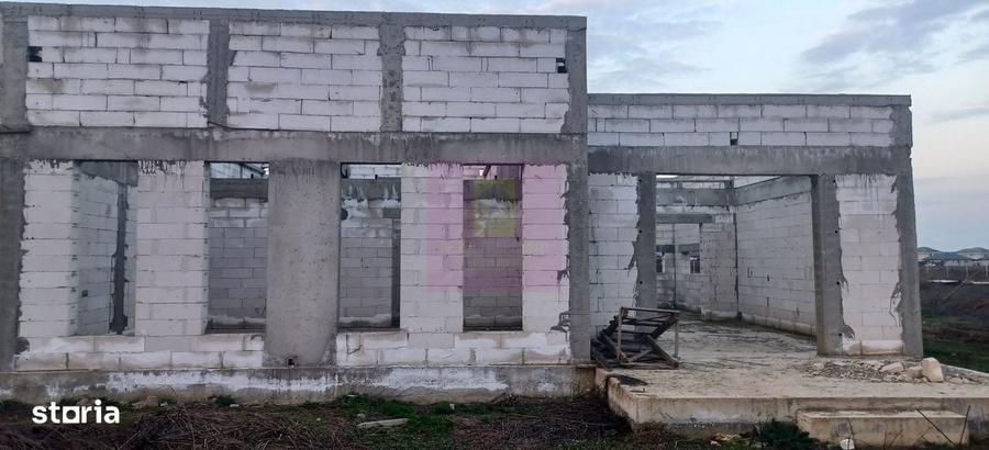 Casă cu 4 camere în Săbăreni