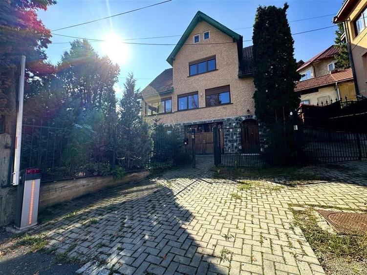 Casă individuală cu 7 camere cu Teren 382 Mp în Ultracentral