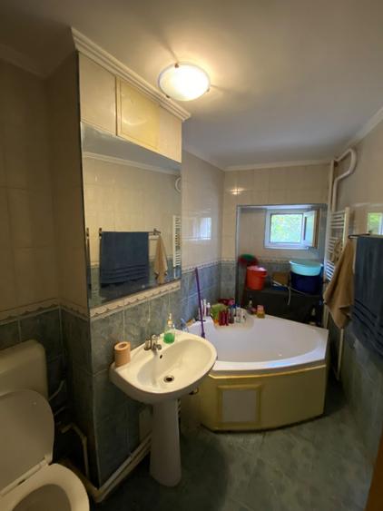 Apartament cu 4 camere semidecomandat, mobilat în Sebastian