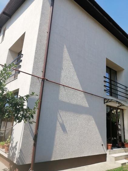 Casă cu 5 camere cu Teren 300 Mp în Roșu