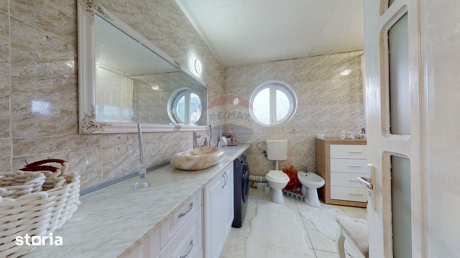 Casă cu 6 camere cu Teren 1075 Mp în Cristian