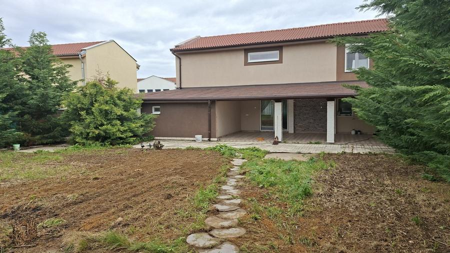 Casă cu 4 camere în Paleu