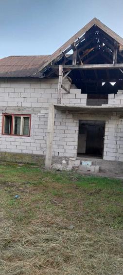 Casă cu 4 camere în Peșteana