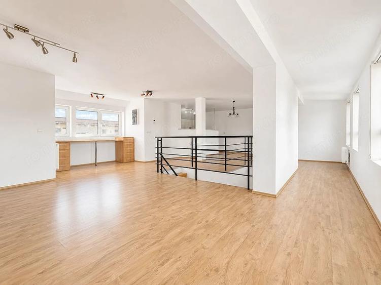 Apartament cu 4 camere decomandat în Girocului