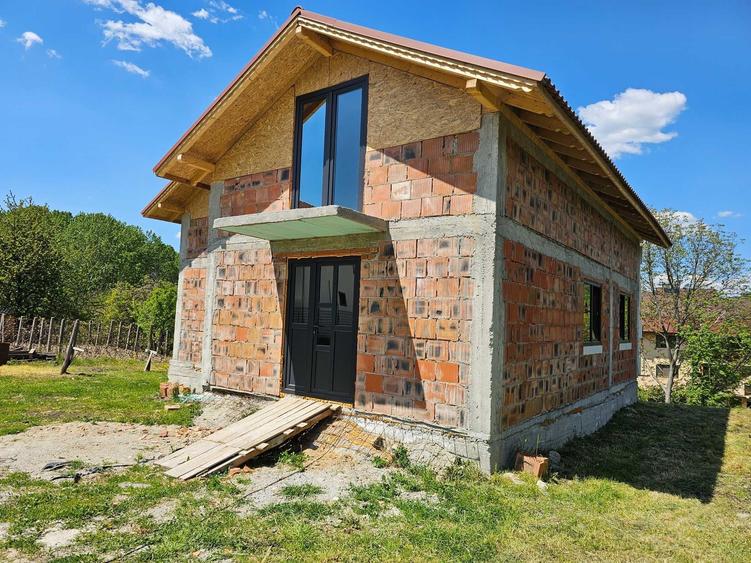 Casă cu 4 camere în Olteni