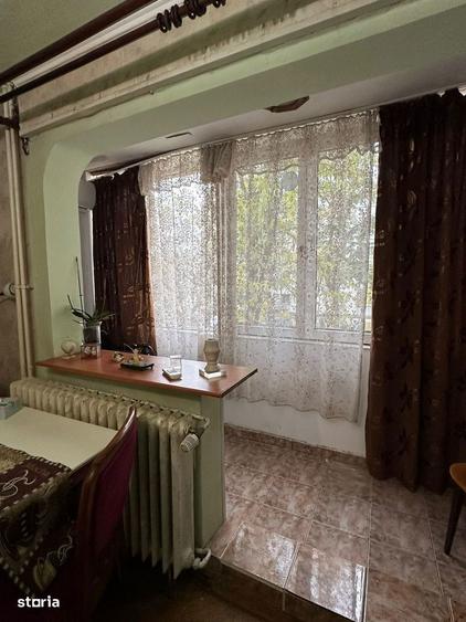 Apartament cu 4 camere decomandat, mobilat în Titan