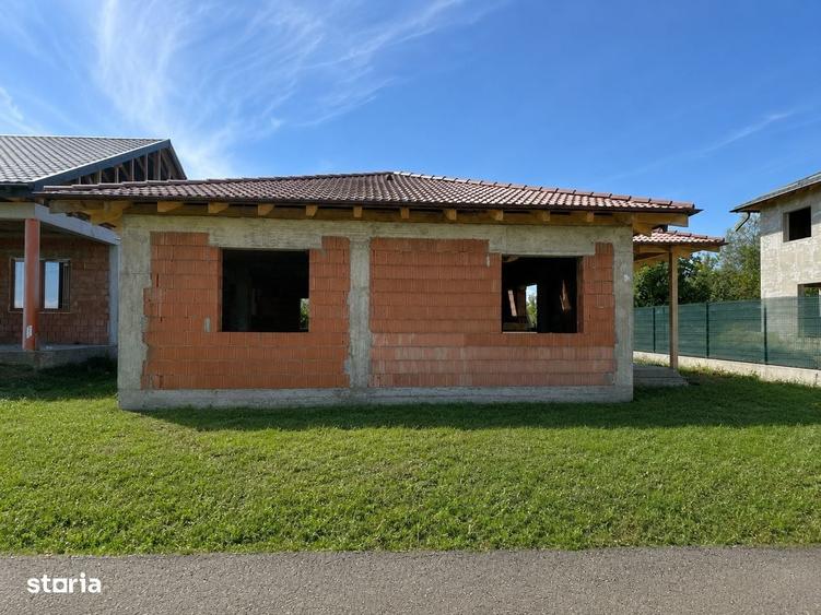 Casă cu 4 camere în Stupini