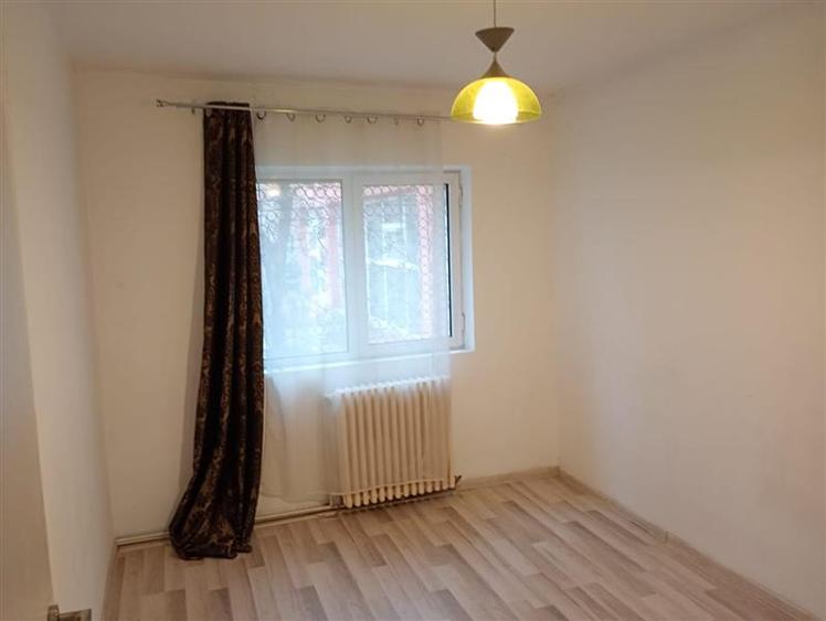 Apartament cu 3 camere decomandat în Aeroport